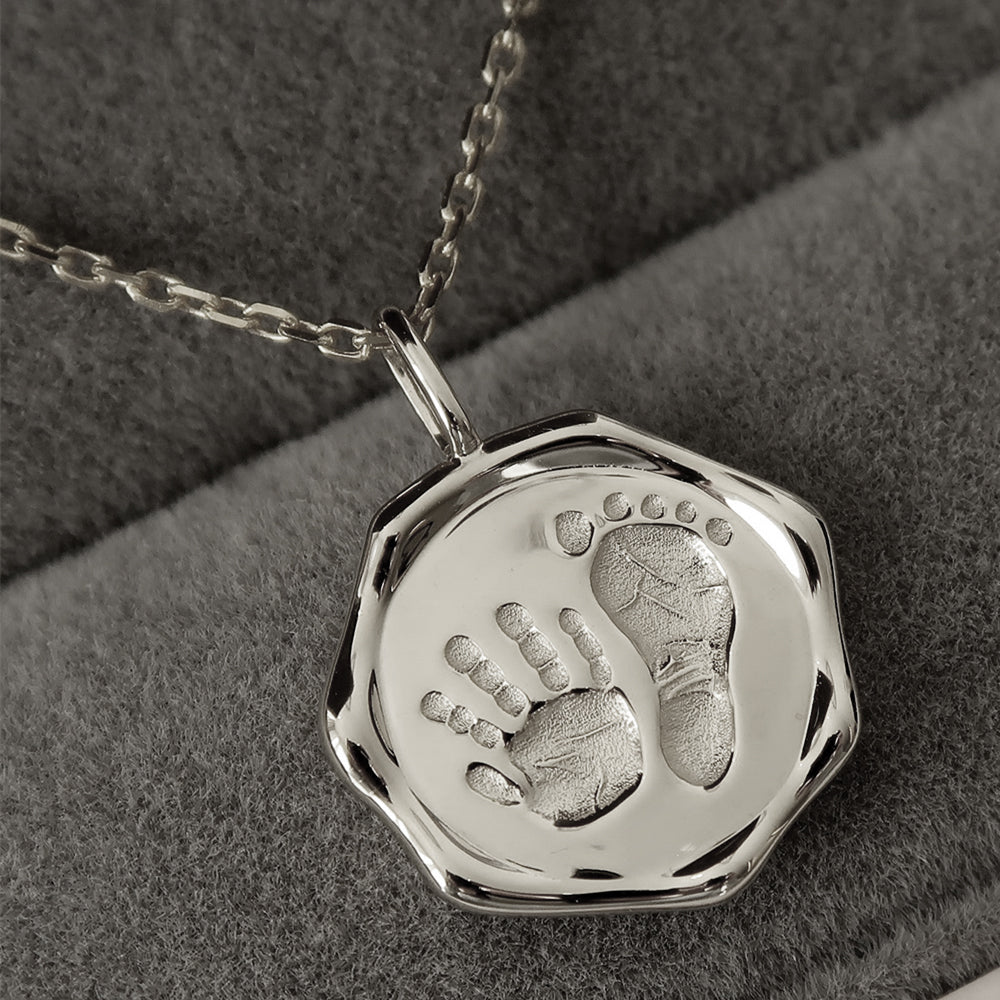 https://hxjewelry.com/cdn/shop/products/zs1072_Baby_Hand_and_Foot_Print_Gold_Wax_Seal_Pendant_18kW.jpg?v=1670741889